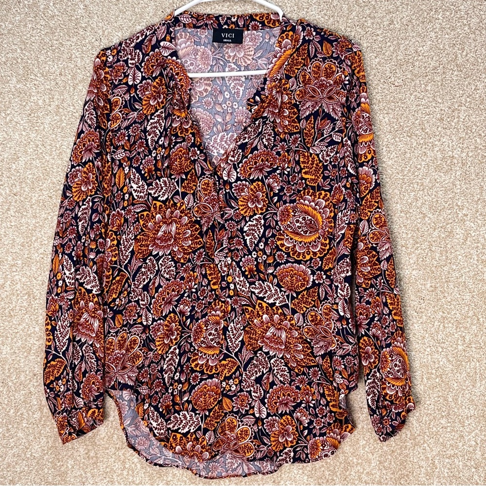 Imperfect Vici floral top sz small button vneck dark floral fall top navy orange